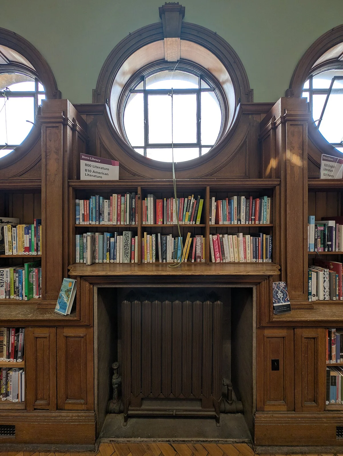 영국 Hove Library 서가